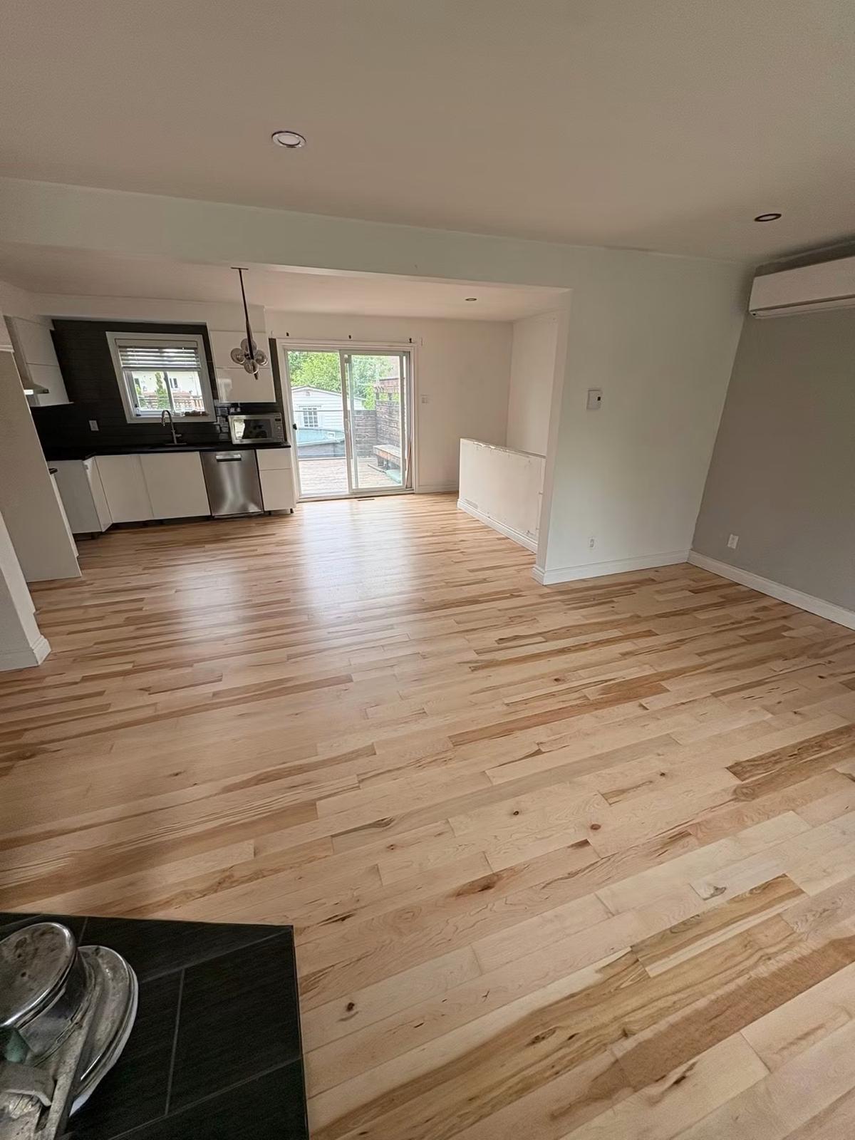 Parquet rénové dans une pièce de vie