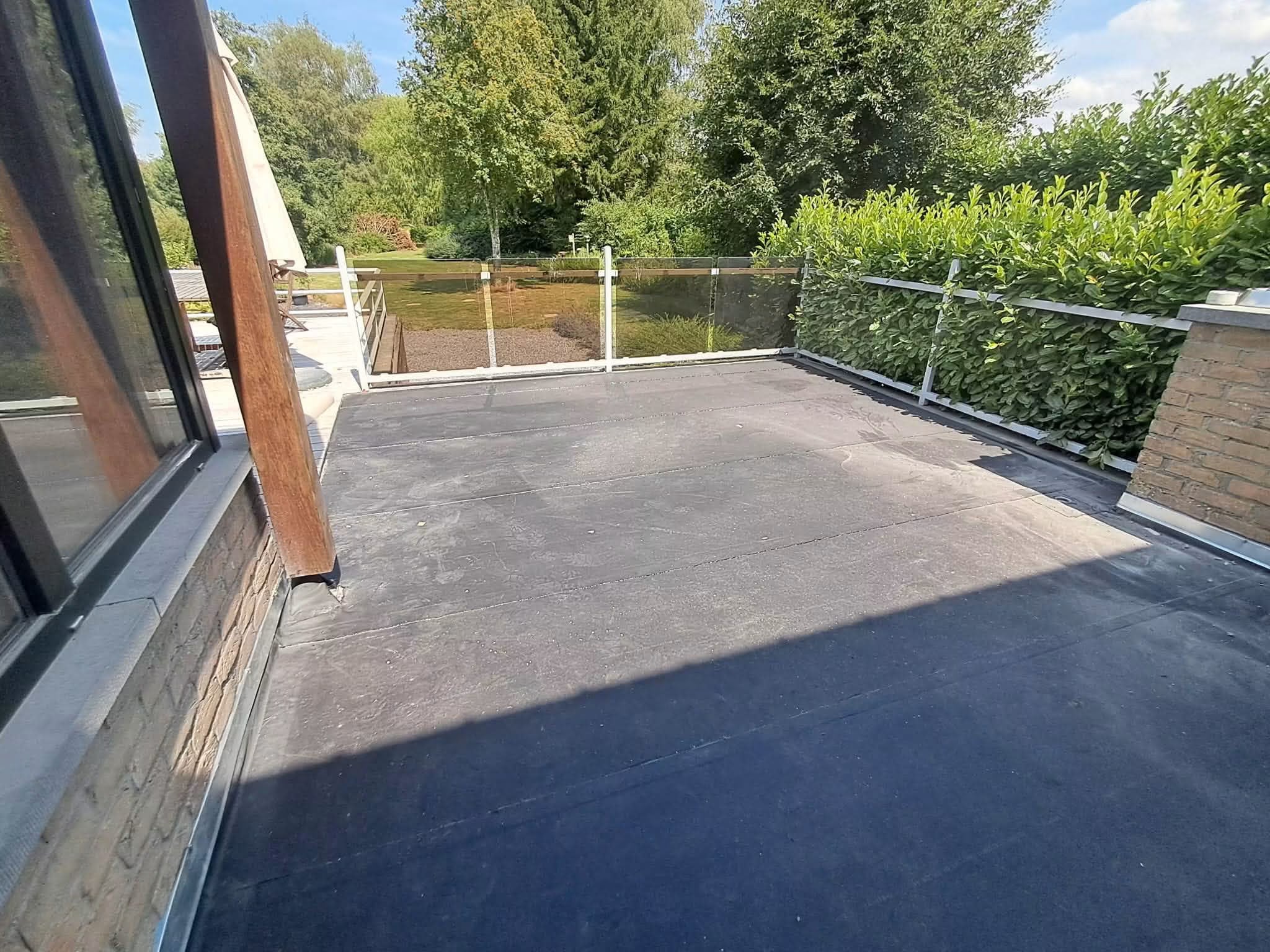 Terrasse extérieure rénovée avec vue dégagée