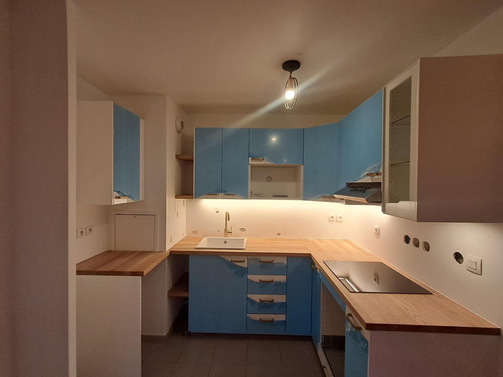 Cuisine bleue rénovée avec éclairage intégré