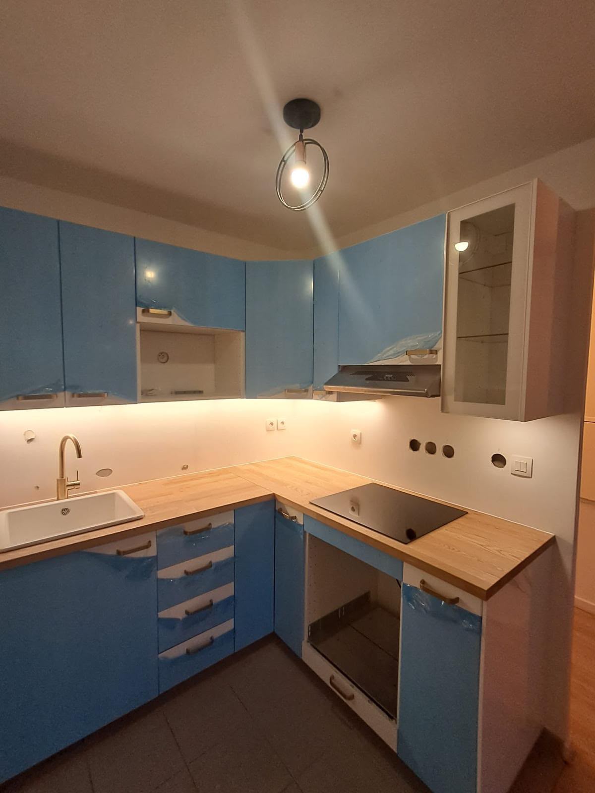 Finitions de cuisine bleue sur mesure