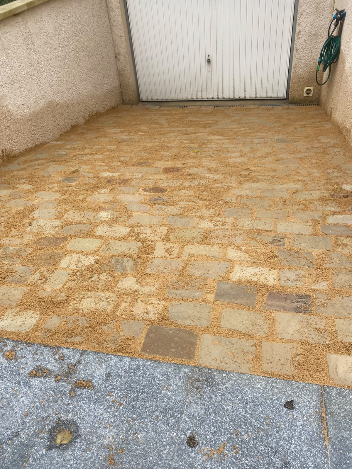 Cour/descente de garage pavée