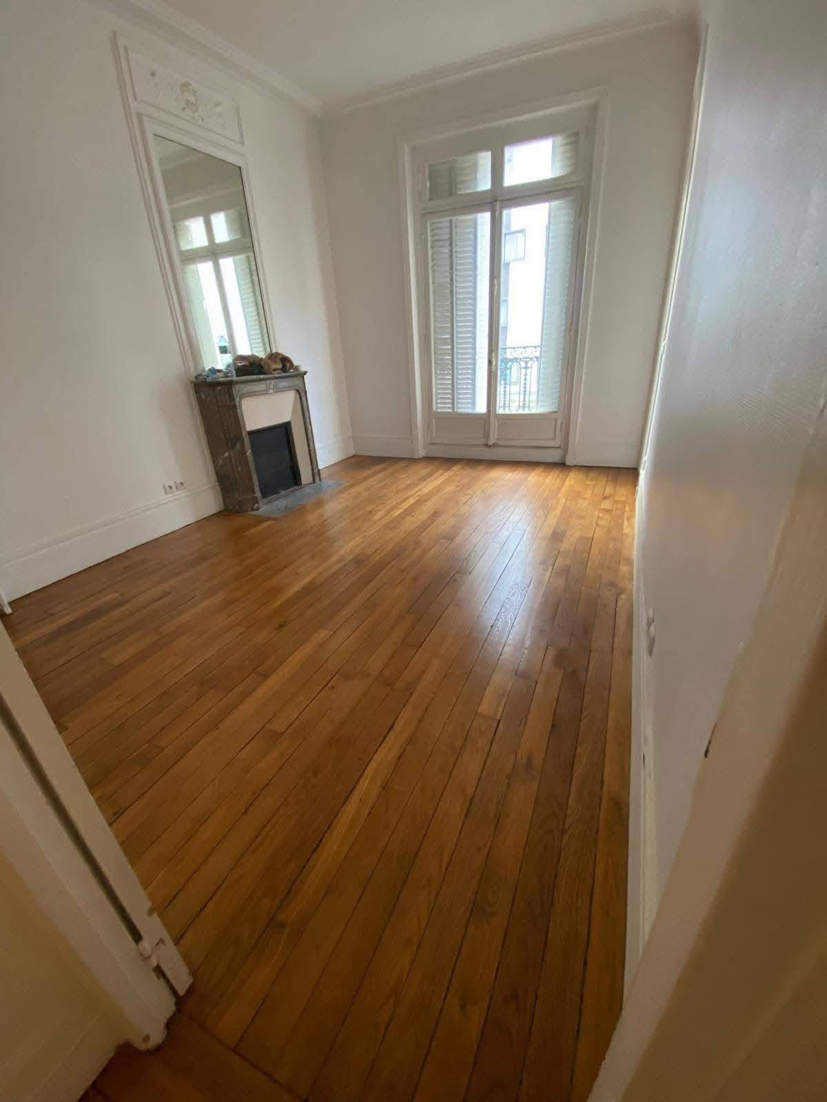 Pièce rénovée avec parquet bois brillant