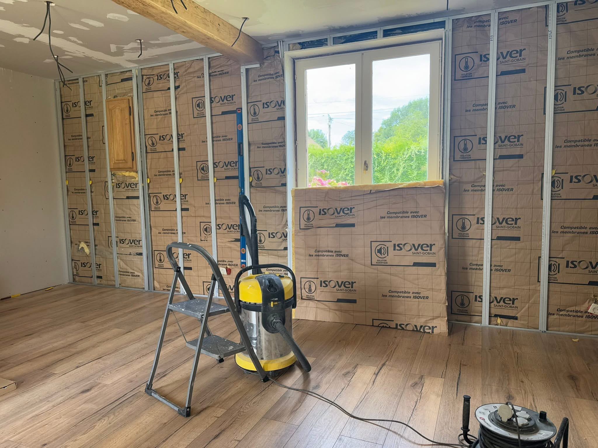 Mise en place de l’isolant – réalisation GLOBAL CONSTRUCTION