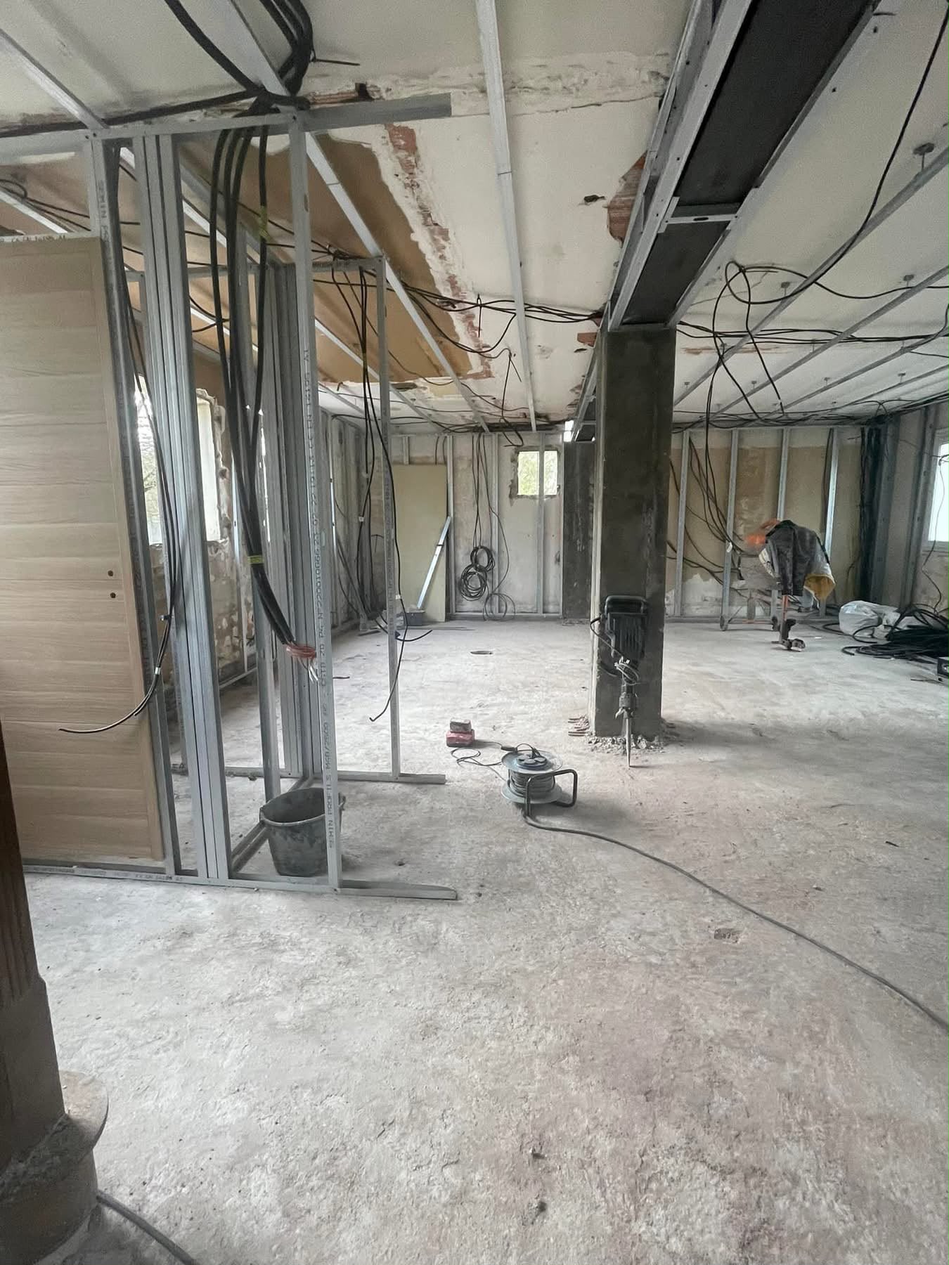 Cloisons et plafond en cours