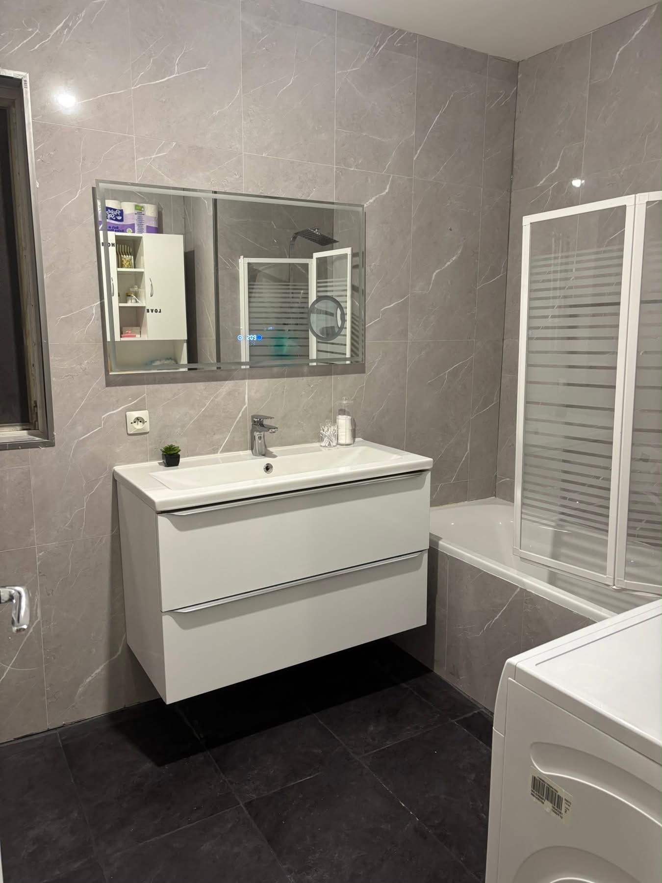 Salle de bain en travaux et terminée