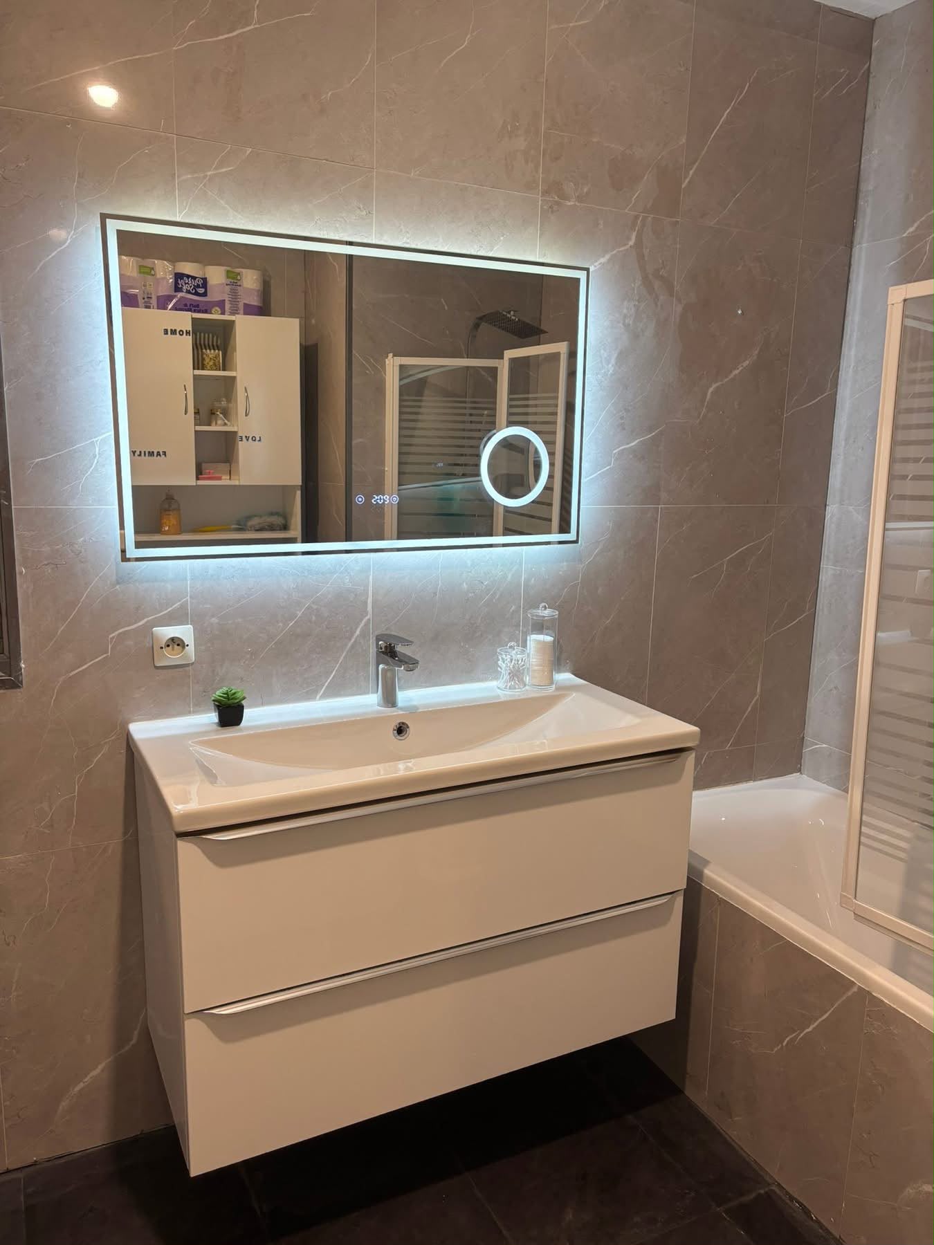 Salle de bain en travaux et terminée
