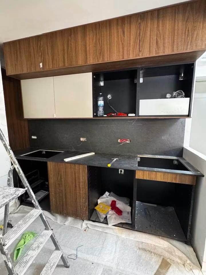 Cuisine sur mesure bois et noir en cours de finition