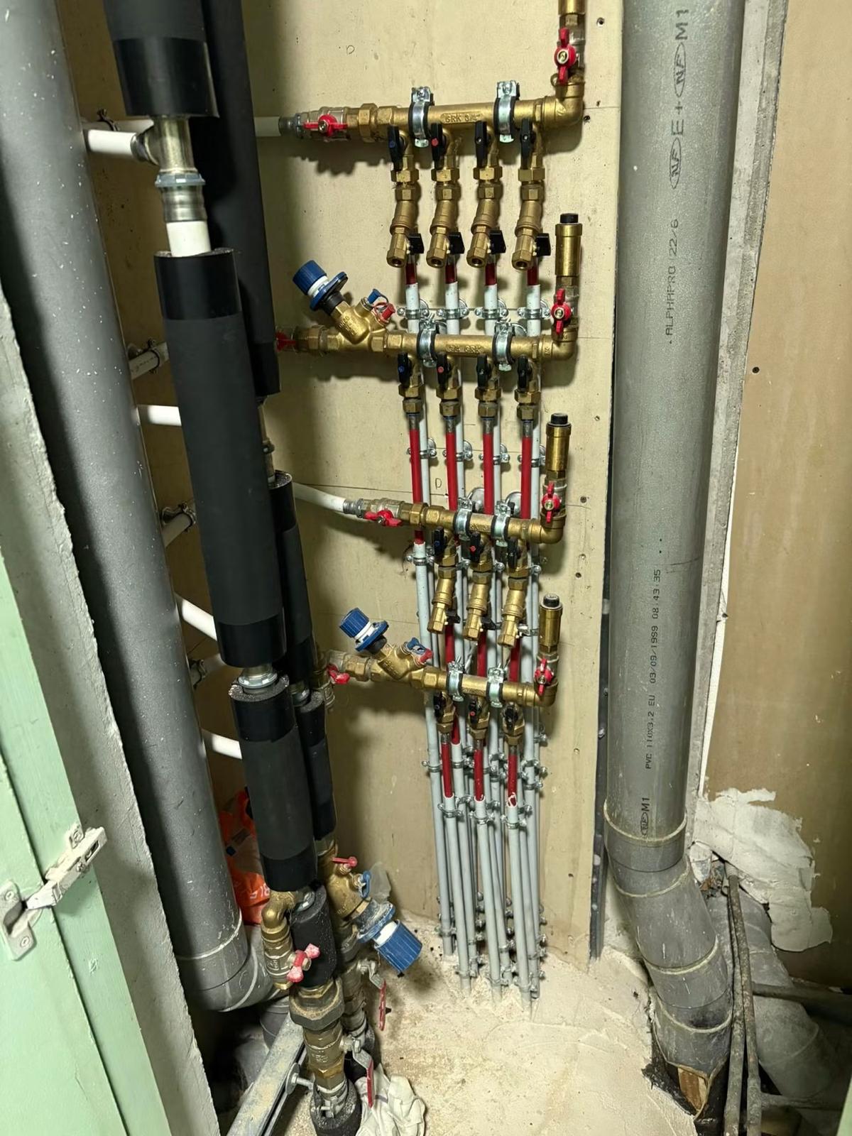 Collecteurs et réseau de plomberie installés