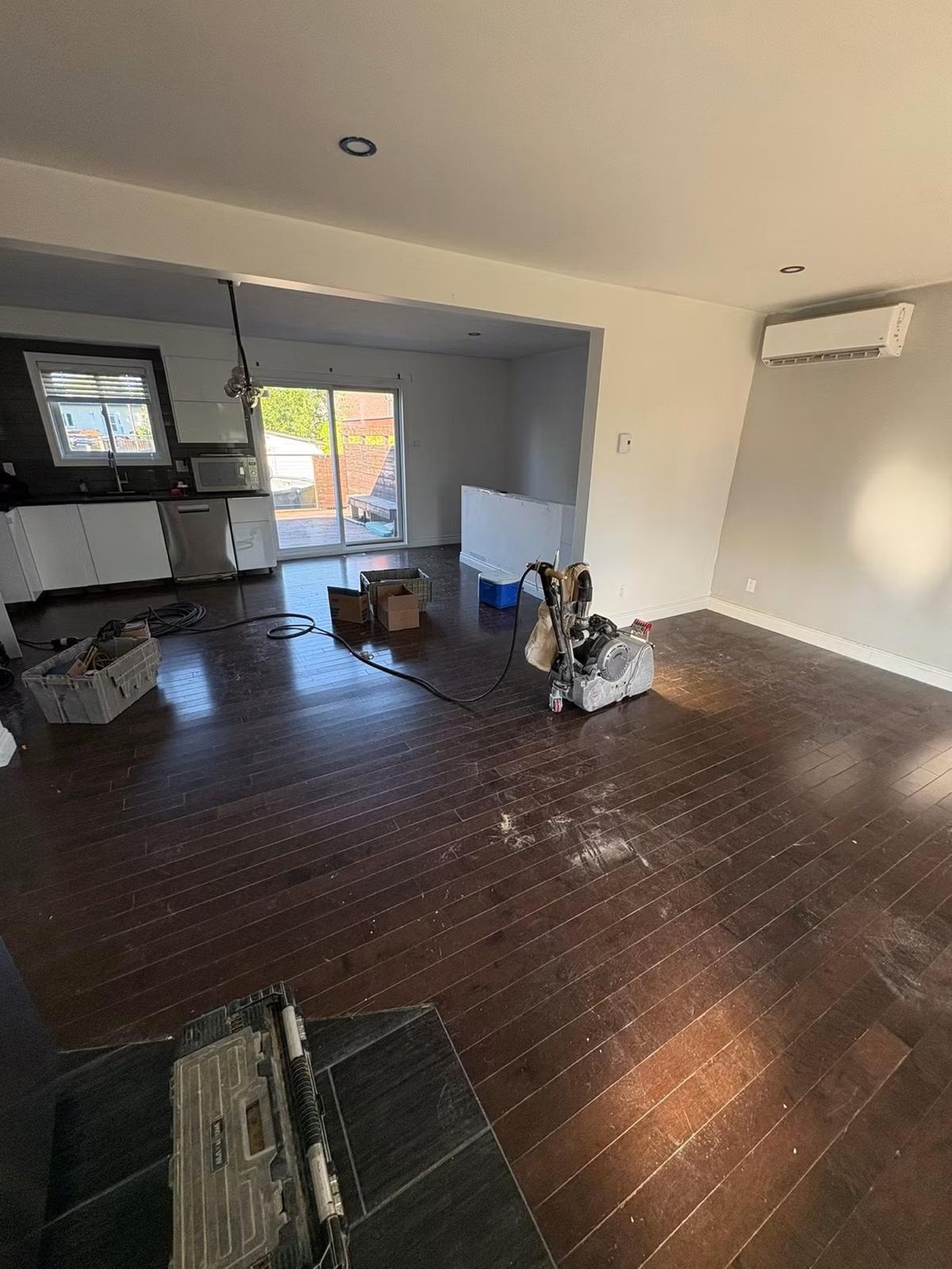 Séjour rénové avec parquet sombre