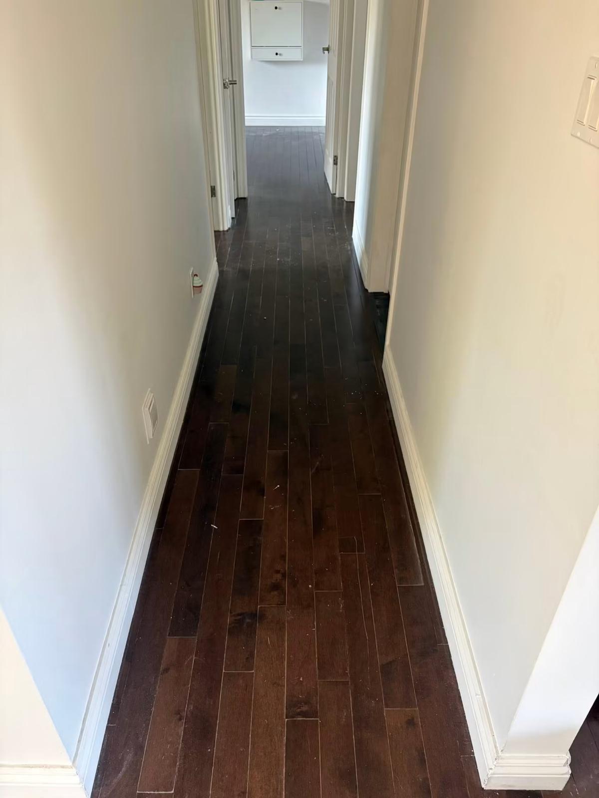 Couloir rénové avec parquet bois