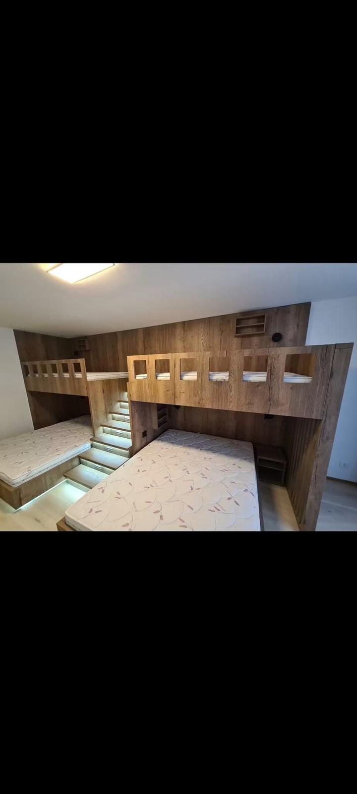 Plateau de table en bois massif en atelier