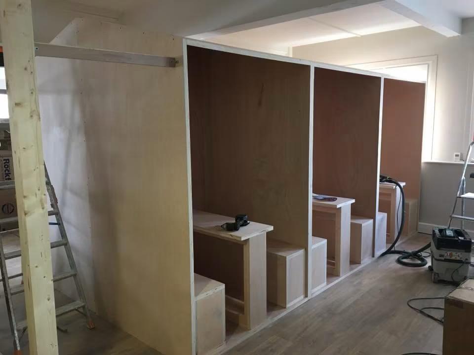 Table en bois massif avec finition vernie