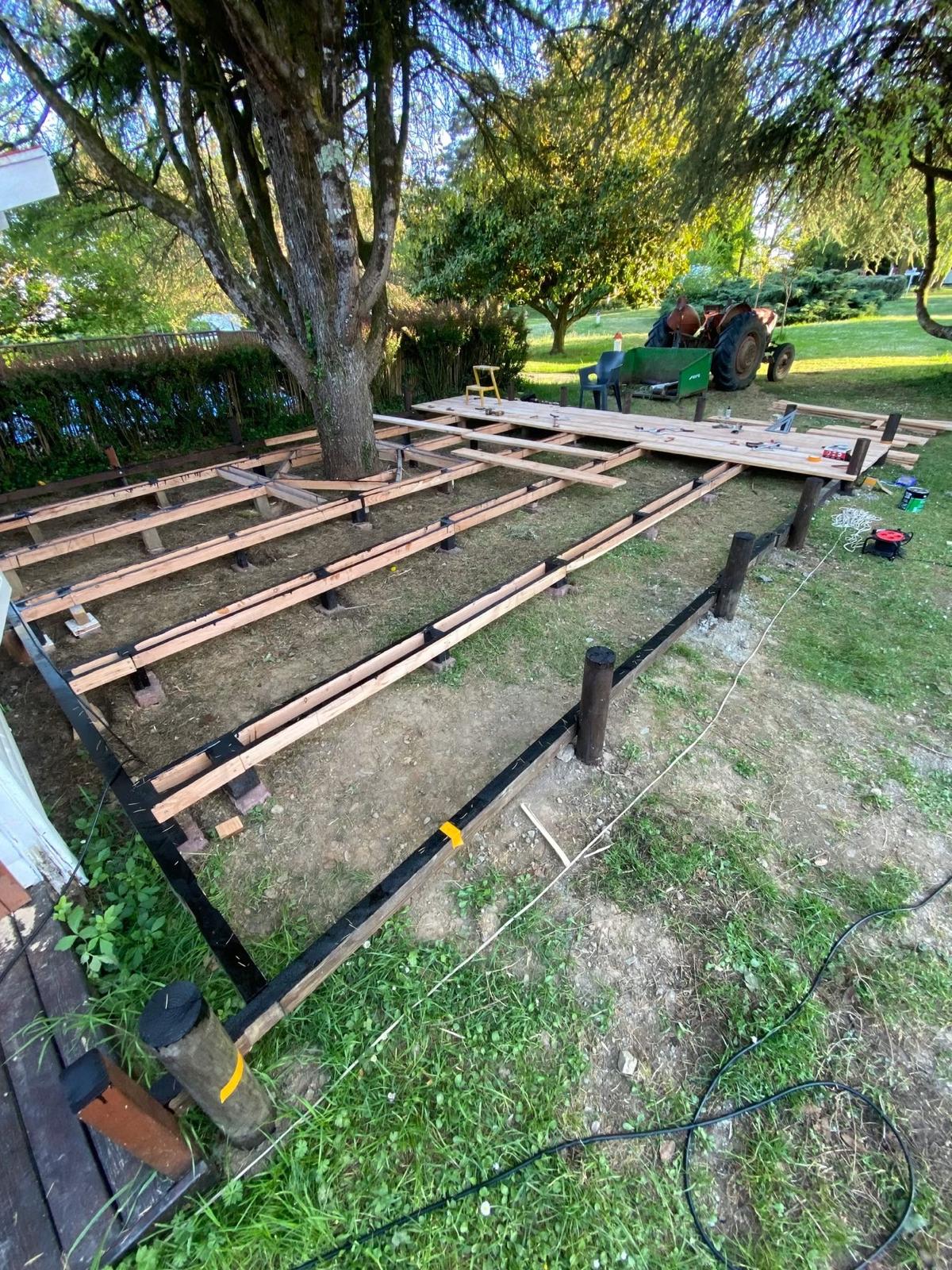 Porte en bois sur façade en pierre