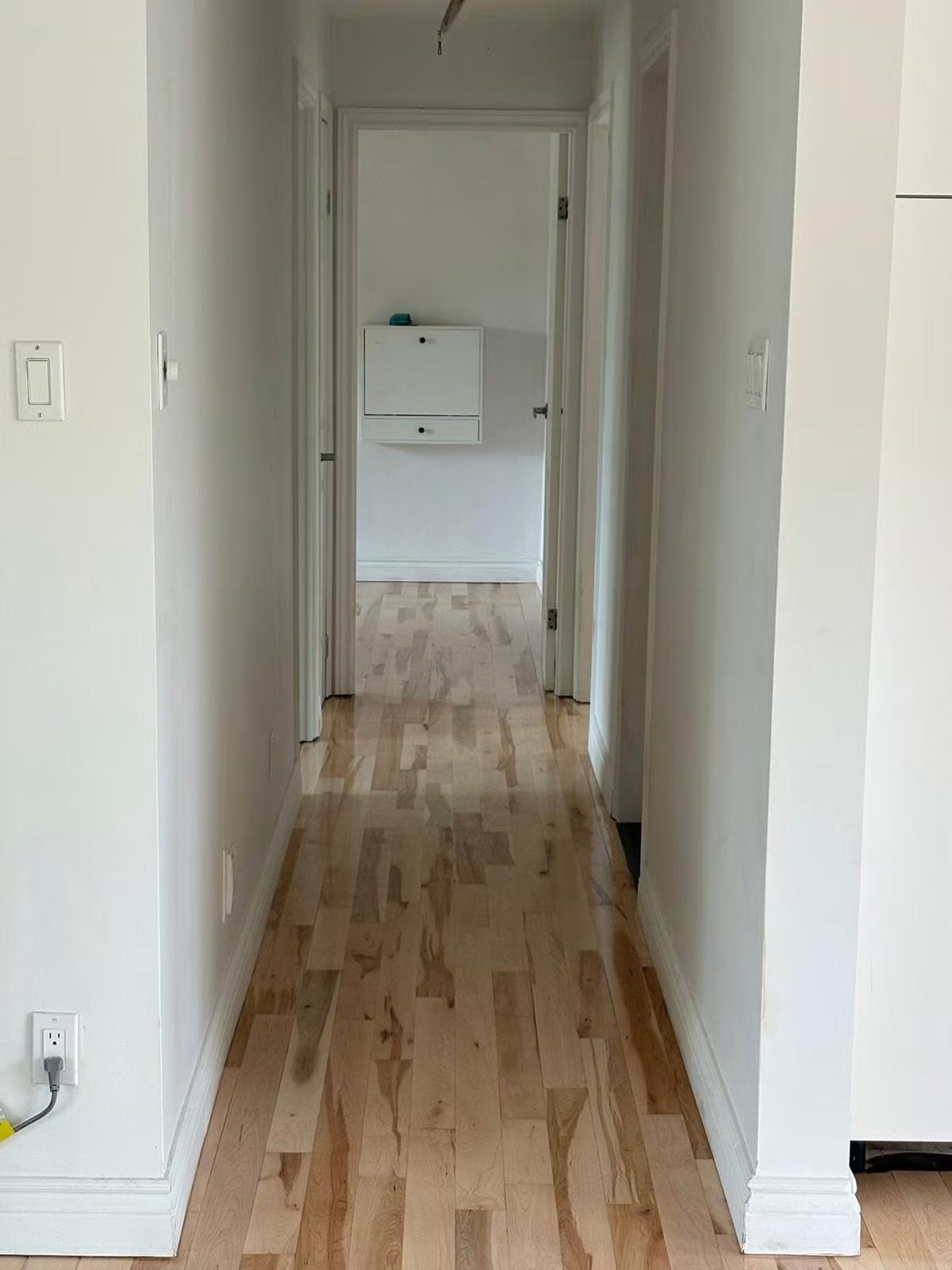 Terrasse bois aménagée le long d’une maison