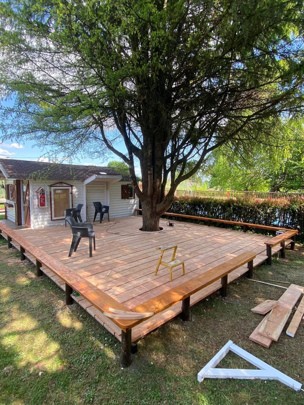Construction d’une terrasse bois dans un jardin