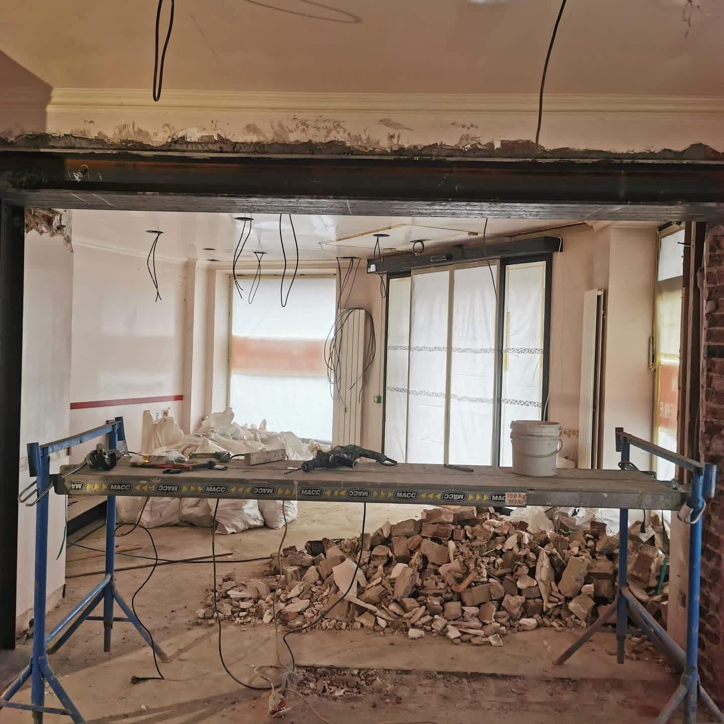 Préparation d’une allée extérieure en pierre