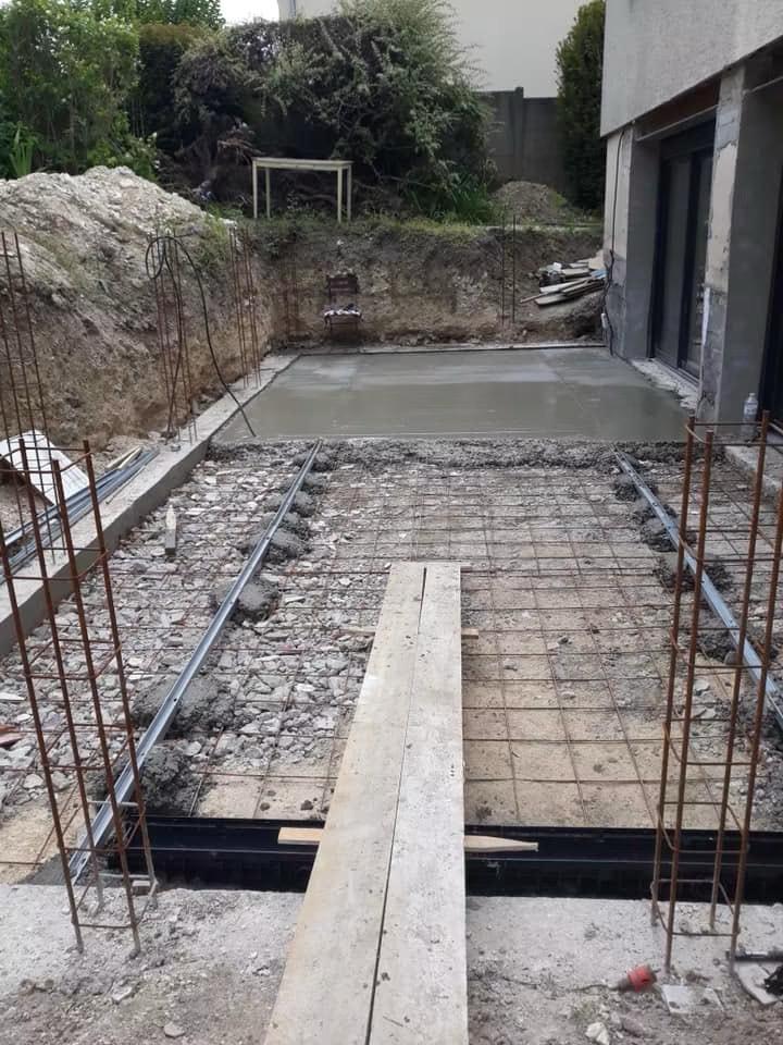 Allée extérieure pavée en cours de réalisation