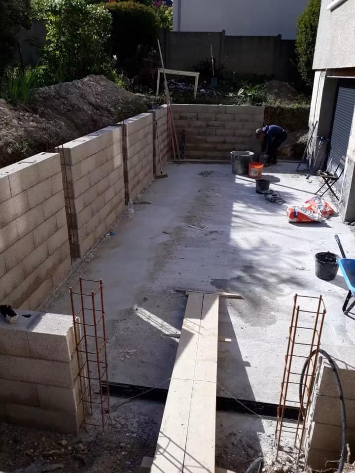 Construction d’une allée et d’un muret extérieur
